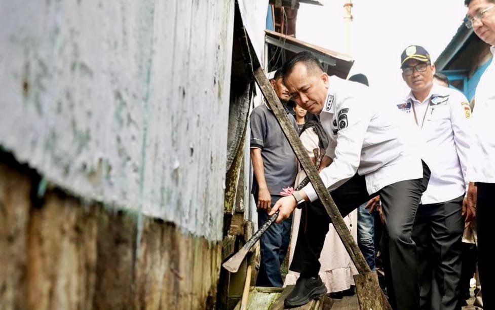 Pj Gubernur Sumsel. Agus Fatoni saat launching Gerakan Bedah Rumah Serentak se-Sumatera Selatan (GBRSS) di Gandus, Palembang. Foto: Humas Pemprov Sumsel.