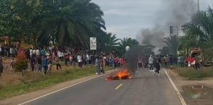 Massa memblokir Jalinsum di Kecamatan Karangjaya, Muratara, Sumsel, Sabtu (17/2/2024) sore. Foto: screenshot medsos.