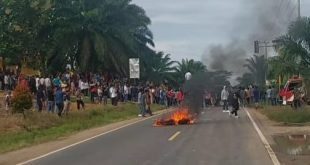 Massa memblokir Jalinsum di Kecamatan Karangjaya, Muratara, Sumsel, Sabtu (17/2/2024) sore. Foto: screenshot medsos.