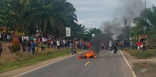 Massa memblokir Jalinsum di Kecamatan Karangjaya, Muratara, Sumsel, Sabtu (17/2/2024) sore. Foto: screenshot medsos.