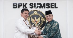 Pj Bupati Muba, Apriyadi menyerahkan berkas LKPD kepada pihak BPK RI Sumsel, Senin (26/2/2024). Foto: Kominfo Muba.