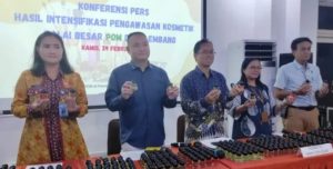 Plt Kepala BBPOM Palembang Tedy Wirawan, MSi saat pers konfrence tentang kosmetik tanpa izinedar, Kamis (29/1/2024). Foto: Sumselheadline/Pitria.