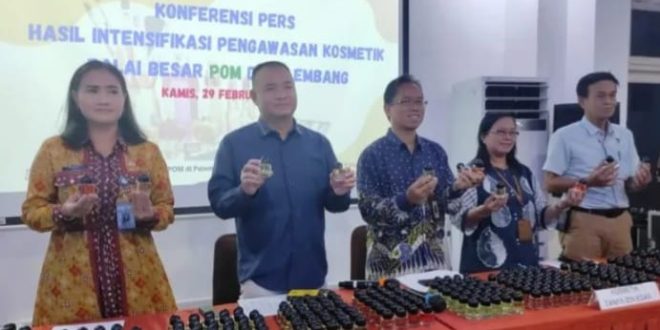 Plt Kepala BBPOM Palembang Tedy Wirawan, MSi saat pers konfrence tentang kosmetik tanpa izinedar, Kamis (29/1/2024). Foto: Sumselheadline/Pitria.
