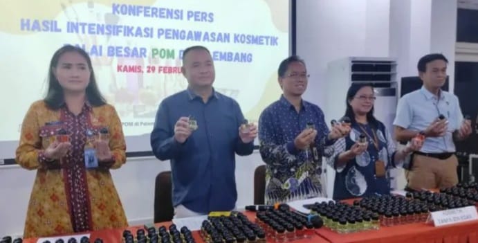 Plt Kepala BBPOM Palembang Tedy Wirawan, MSi saat pers konfrence tentang kosmetik tanpa izinedar, Kamis (29/1/2024). Foto: Sumselheadline/Pitria.