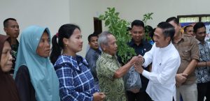 Pj Walikota Palembang memberikan bibit cabai pada warga, Jumat (2/2/2024). Foto: Kominfo Palembang.