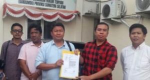 IA didampingi tim kuasa hukumnya menunjukkan bukti lapor dugaan politik uang. Foto: Gandustv.com.