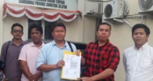 IA didampingi tim kuasa hukumnya menunjukkan bukti lapor dugaan politik uang. Foto: Gandustv.com.