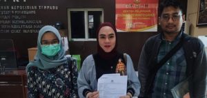 Didampingi kuasa hukumnya, SM melapor atas penipuan yang dilakukan makelar ruko di Kalidoni Palembang, Kamis (15/2/2024). Foto: Sumselheadline/Ela.