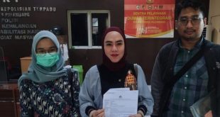 Didampingi kuasa hukumnya, SM melapor atas penipuan yang dilakukan makelar ruko di Kalidoni Palembang, Kamis (15/2/2024). Foto: Sumselheadline/Ela.