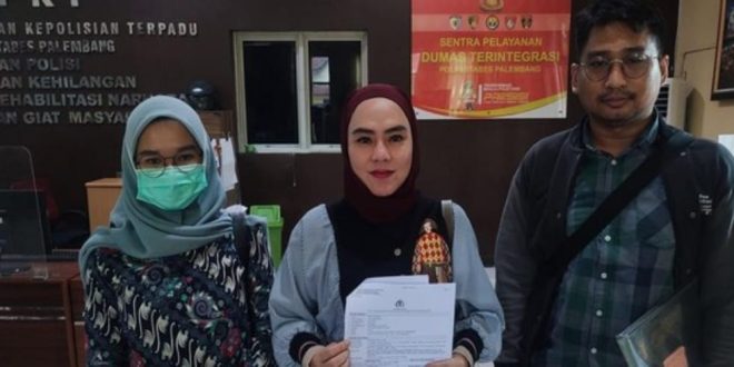Didampingi kuasa hukumnya, SM melapor atas penipuan yang dilakukan makelar ruko di Kalidoni Palembang, Kamis (15/2/2024). Foto: Sumselheadline/Ela.
