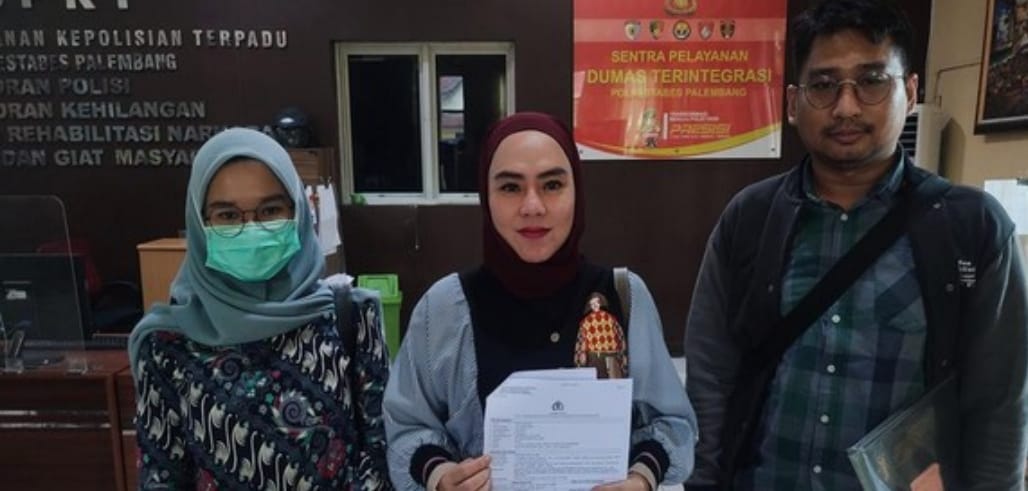 Didampingi kuasa hukumnya, SM melapor atas penipuan yang dilakukan makelar ruko di Kalidoni Palembang, Kamis (15/2/2024). Foto: Sumselheadline/Ela.