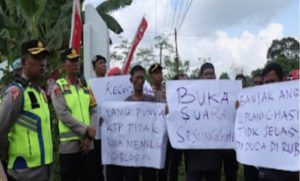 Sejumlah massa menggelar aksi di KPU Muba, Selasa (20/2/2024). Foto: kejarkasus.com.