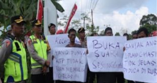 Sejumlah massa menggelar aksi di KPU Muba, Selasa (20/2/2024). Foto: kejarkasus.com.