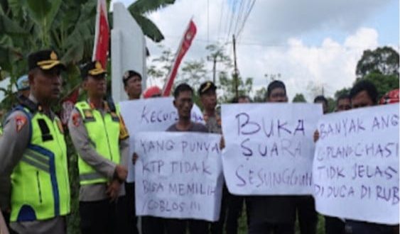 Sejumlah massa menggelar aksi di KPU Muba, Selasa (20/2/2024). Foto: kejarkasus.com.