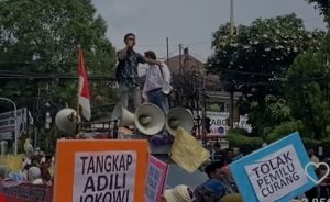 Aksi massa yang digelar di depan Bawaslu, Jakarta, Senin (19/2/2024). Foto: Inews.com