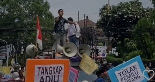 Aksi massa yang digelar di depan Bawaslu, Jakarta, Senin (19/2/2024). Foto: Inews.com