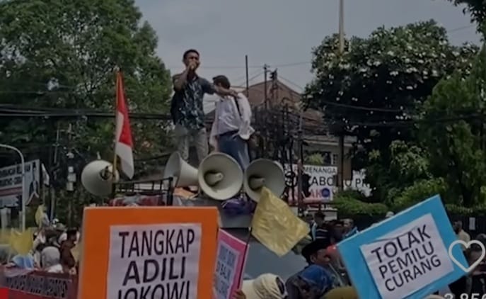 Aksi massa yang digelar di depan Bawaslu, Jakarta, Senin (19/2/2024). Foto: Inews.com