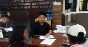 Dani (56) mendatangi ruang Sentra Pelayanan Kepolisian Terpadu (SPKT) Polrestabes Palembang, Rabu (14/2/2024). Foto: Sumselheadline/Ela.