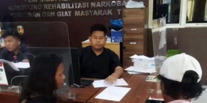 Dani (56) mendatangi ruang Sentra Pelayanan Kepolisian Terpadu (SPKT) Polrestabes Palembang, Rabu (14/2/2024). Foto: Sumselheadline/Ela.