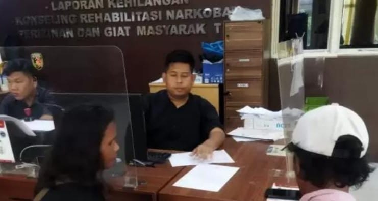 Dani (56) mendatangi ruang Sentra Pelayanan Kepolisian Terpadu (SPKT) Polrestabes Palembang, Rabu (14/2/2024). Foto: Sumselheadline/Ela.