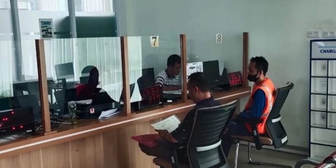 Suasana pelayanan kependuudkan di Disdukcapil Muba. Foto: Dok Kominfo Muba.