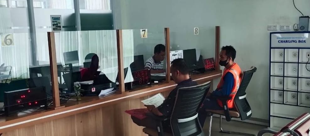 Suasana pelayanan kependuudkan di Disdukcapil Muba. Foto: Dok Kominfo Muba.