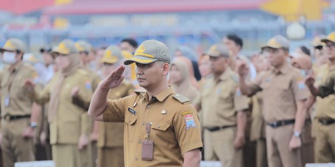 Apel rutin Senin para PNS dan PPPK Pemkot Palembang di pelataran BKB, Senin (5/2/2024). Foto: Sumselheadline/Pitria.