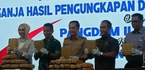 Pangdam II Sriwijaya Mayjen TNI Yanuar Adil besama Pj Gubernur Sumsel Agus Fatoni saat pers rilis penangkapan ganja, Rabu (14/2/2024). Foto: Sumselheadline/Ela.