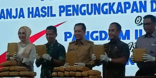 Pangdam II Sriwijaya Mayjen TNI Yanuar Adil besama Pj Gubernur Sumsel Agus Fatoni saat pers rilis penangkapan ganja, Rabu (14/2/2024). Foto: Sumselheadline/Ela.