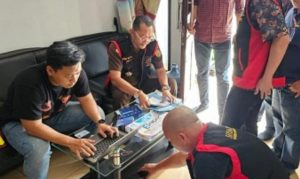 Tim penyidik Kejati Sumsel menggeledah rumah salah satu tersangka kasus pengemplang pajak di Bogor, Sabtu (3/2/2024). Foto: Dok Kejati Sumsel.