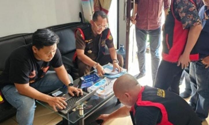Tim penyidik Kejati Sumsel menggeledah rumah salah satu tersangka kasus pengemplang pajak di Bogor, Sabtu (3/2/2024). Foto: Dok Kejati Sumsel.