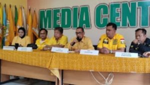 Ketua Golkar Muba, M Rusli didampingi Sekretaris Golkar Muba, Septinierco Agraperta dan pengurus lainnya, Foto: Dok Golkar Muba.