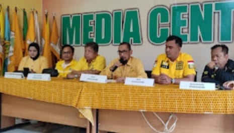 Ketua Golkar Muba, M Rusli didampingi Sekretaris Golkar Muba, Septinierco Agraperta dan pengurus lainnya, Foto: Dok Golkar Muba.