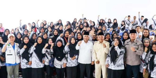 Pj Bupati Muba, Apriyadi bersama para guru di Kecamatan Lalan, Rabu (7/2/2024). Foto: Kominfo Muba.