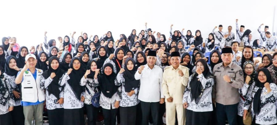 Pj Bupati Muba, Apriyadi bersama para guru di Kecamatan Lalan, Rabu (7/2/2024). Foto: Kominfo Muba.