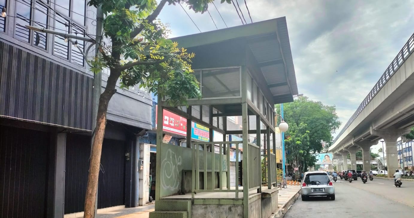 Salah satu halte bus di Jl Sudirman Palembang yang akan mendapat perbaikan. Foto: Sumselheadline/Pitria.