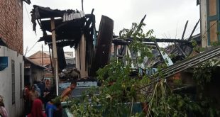 Puing rumah milik Fanhar di Jalan A Yani, Lorong H Umar, RT 37, Kelurahan 9-10 Ulu, Kecamatan Jakabaring, Palembang yang terbakar, Minggu (18/2/2024) sekitar pukul 04.45 WIB. Foto: Sumselheadline/Ela.