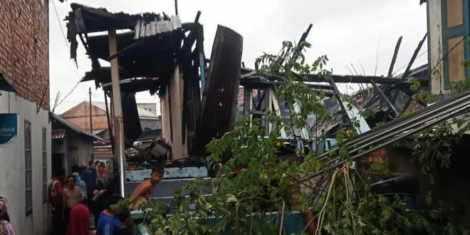 Puing rumah milik Fanhar di Jalan A Yani, Lorong H Umar, RT 37, Kelurahan 9-10 Ulu, Kecamatan Jakabaring, Palembang yang terbakar, Minggu (18/2/2024) sekitar pukul 04.45 WIB. Foto: Sumselheadline/Ela.