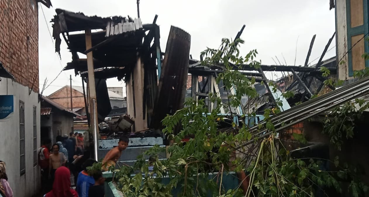 Puing rumah milik Fanhar di Jalan A Yani, Lorong H Umar, RT 37, Kelurahan 9-10 Ulu, Kecamatan Jakabaring, Palembang yang terbakar, Minggu (18/2/2024) sekitar pukul 04.45 WIB. Foto: Sumselheadline/Ela.