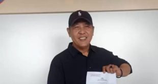 Herman menunjukkan bukit lapor oknum polisi SY. yang diduga menipu, Rabu (7/2/2024). Foto: Sumselheadline/Ela.
