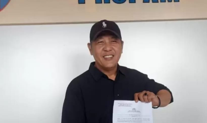 Herman menunjukkan bukit lapor oknum polisi SY. yang diduga menipu, Rabu (7/2/2024). Foto: Sumselheadline/Ela.