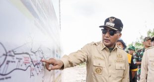 Pj Bupati Muba, Apriyadi melihat peta rencana kerja TNI Manunggal Membangun Desa (TMMD) ke-119 di Lalan, Selasa (20/2/2024). Foto: Dinkominfo Muba.