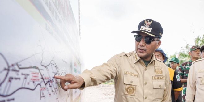 Pj Bupati Muba, Apriyadi melihat peta rencana kerja TNI Manunggal Membangun Desa (TMMD) ke-119 di Lalan, Selasa (20/2/2024). Foto: Dinkominfo Muba.