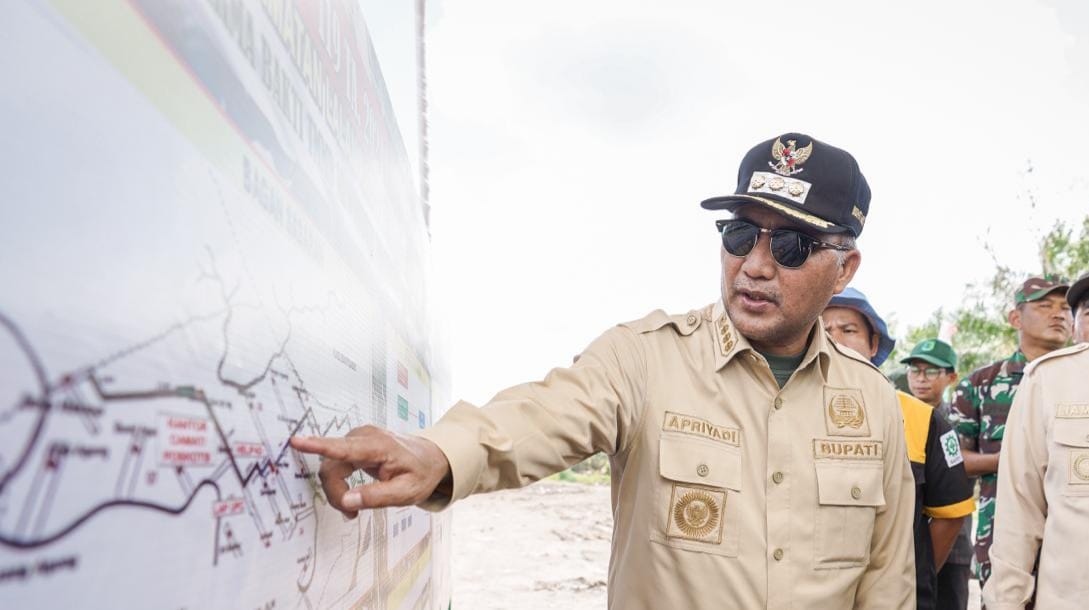 Pj Bupati Muba, Apriyadi melihat peta rencana kerja TNI Manunggal Membangun Desa (TMMD) ke-119 di Lalan, Selasa (20/2/2024). Foto: Dinkominfo Muba.