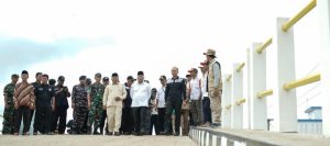 Pj Bupati Muba, Apriyadi saat meninjau jembatan baru di Kecamatan Lalan, Ravu (7/2/2024). Foto: Kominfo Muba.