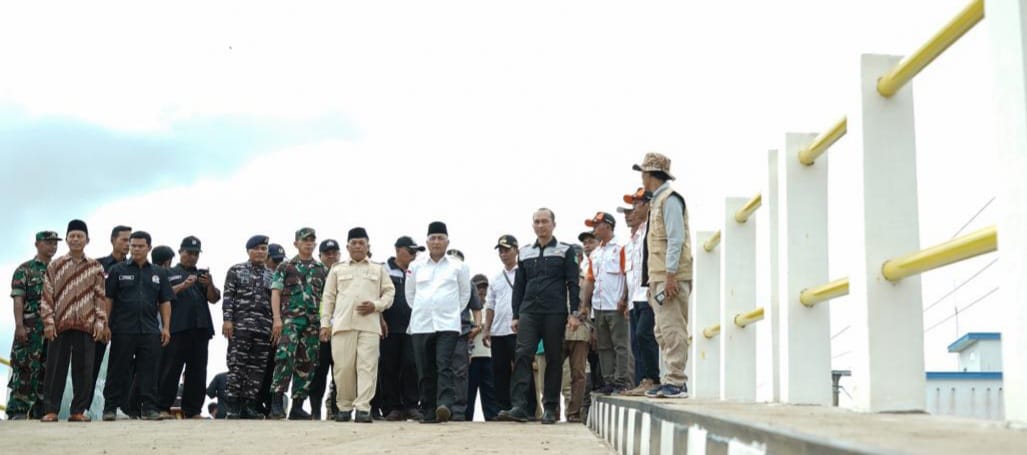 Pj Bupati Muba, Apriyadi saat meninjau jembatan baru di Kecamatan Lalan, Ravu (7/2/2024). Foto: Kominfo Muba.