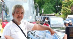 Saksi mata Johan saat menunjukkan TKP Rian Tewas dengan mulut berbusa, Selasa (27/2/2024). Foto: Sumselheadline/Ela.