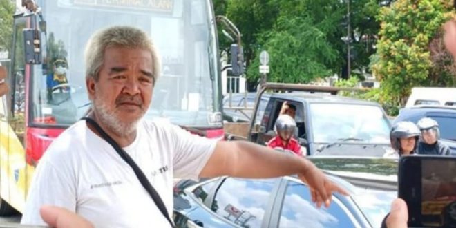 Saksi mata Johan saat menunjukkan TKP Rian Tewas dengan mulut berbusa, Selasa (27/2/2024). Foto: Sumselheadline/Ela.