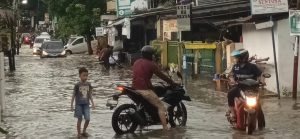 Salah satu kawasan yang terkena banjir di Dwikora, Palembang, Kamis (15/2/2024). Foto: Sumselheadline/Pitria.