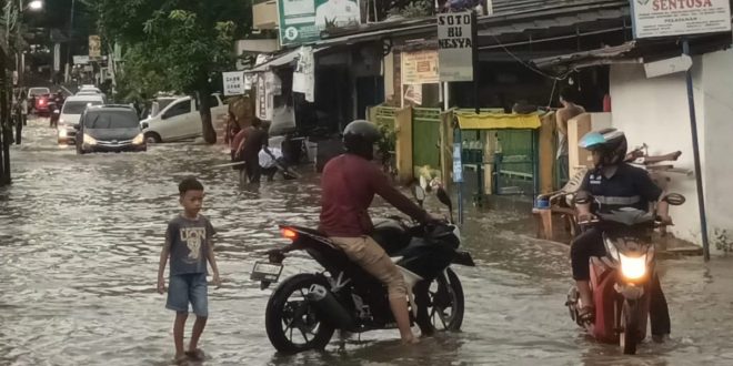 Salah satu kawasan yang terkena banjir di Dwikora, Palembang, Kamis (15/2/2024). Foto: Sumselheadline/Pitria.